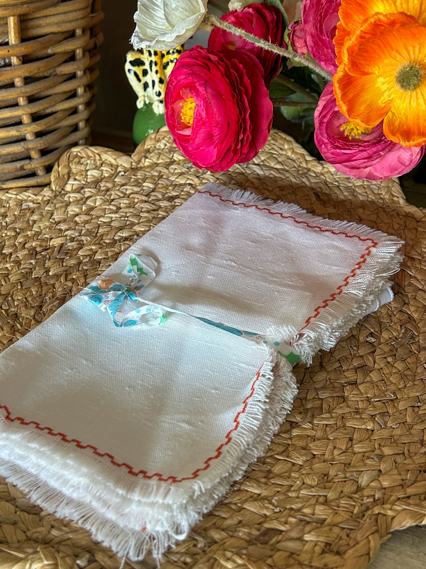 Napkins set of 4 ~ Coloured edge detail