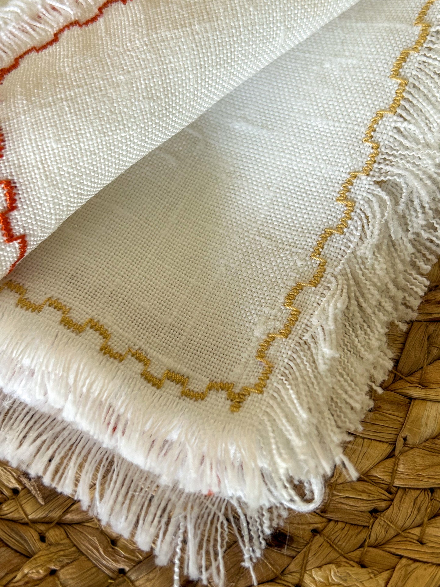 Napkins set of 4 ~ Coloured edge detail