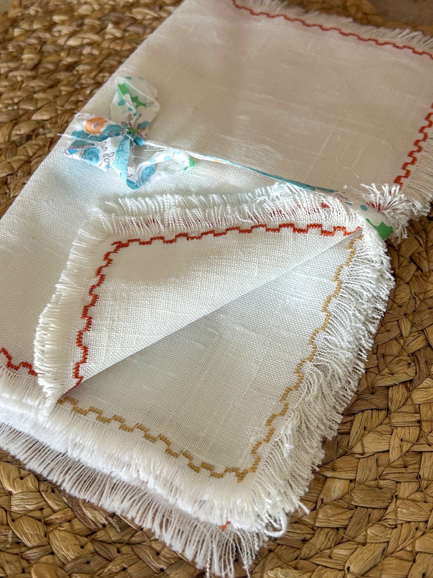 Napkins set of 4 ~ Coloured edge detail